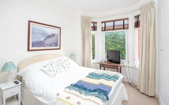 JOIVY Homely 2 Bed Riverside Flat with Patio in Hammersmith