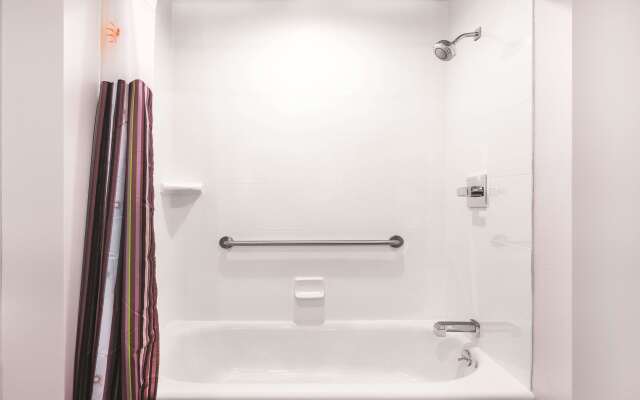 La Quinta Inn & Suites by Wyndham Cleveland TN