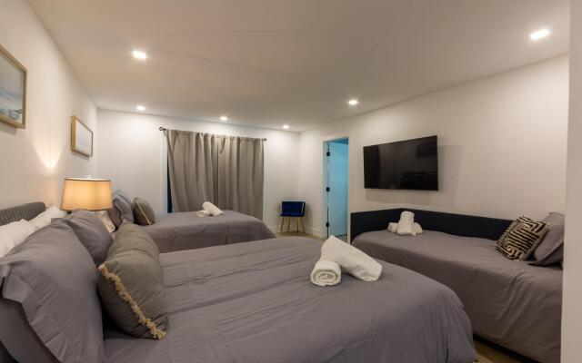 Cozy New Villa w/Cool Cabana+Fire Pit & Games