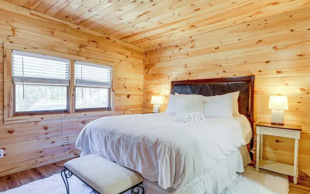 Pet-friendly Gatlinburg Cabin w/ Hot Tub!