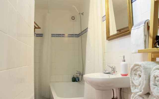 Light Filled Apartment near Chiado, By TimeCooler