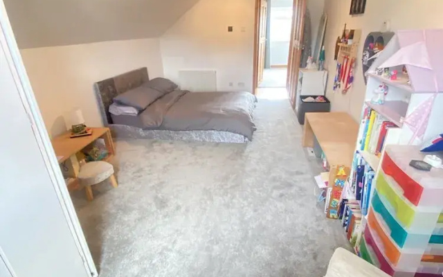 3 Bedroom House, Hot Tub,torbay, Sleeps 6, Parking