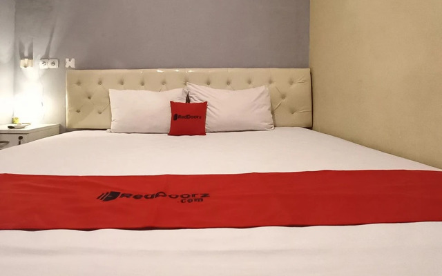 RedDoorz @Deluxe Hotel near Terminal Purabaya Bungurasih
