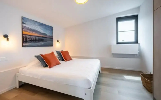 Attractive Villa With Jetty