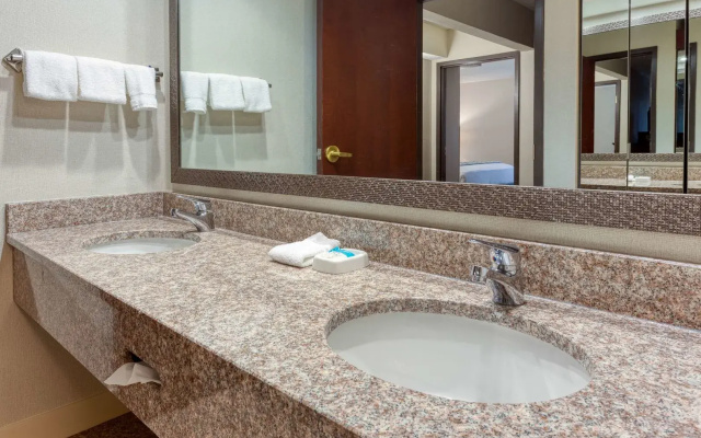 Heritage Inn & Suites St. Louis/Fenton, Trademark by Wyndham
