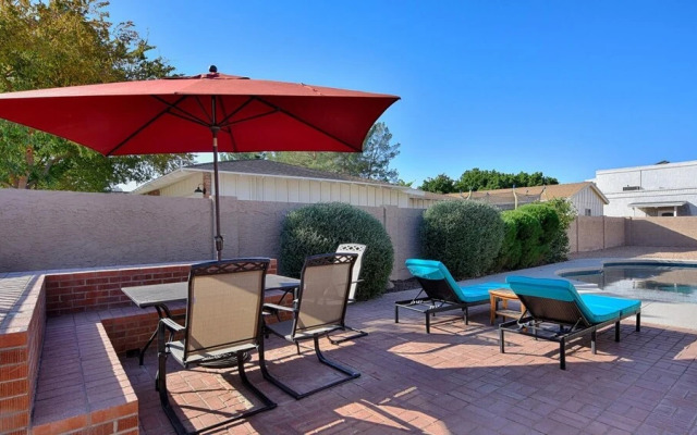 Spacious Updated 2 Masters POOL