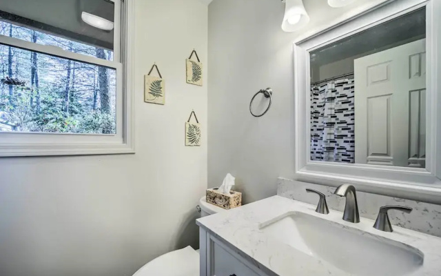 Sapphire Home w/ Grill & Pool Access