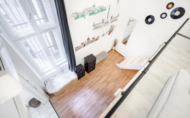 BpR Vinyl Style Studio Home with A/C