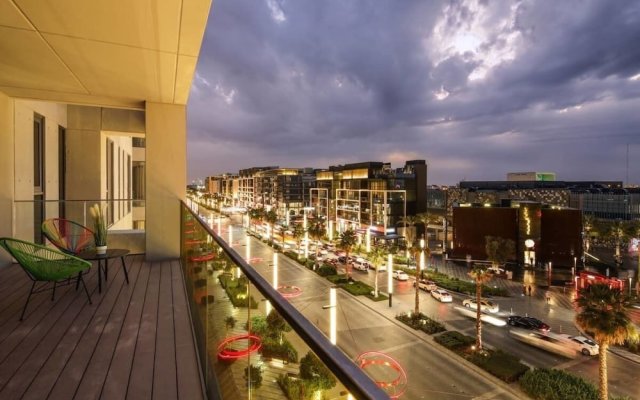 Explore City Walk From an Exquisite Sanctuary