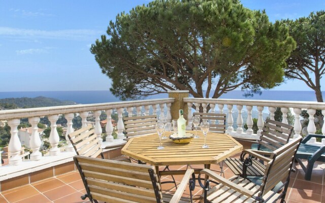 Serene Villa in Lloret de Mar with Private Swimming Pool