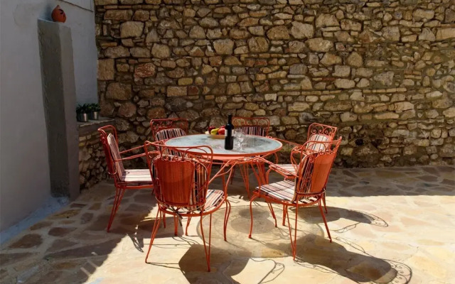 Renovated one bedroom flat in Kerameikos with courtyard by bnbPLUS