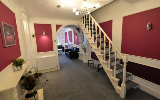 Centrally-located Apartment in Coventry With Netflix