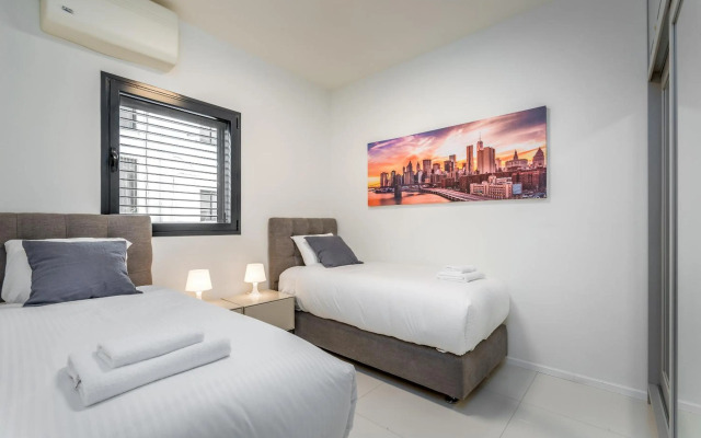 Spacious & Design 2BDR W/ balcony and parking