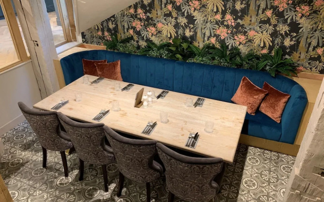 Potters Heron Hotel