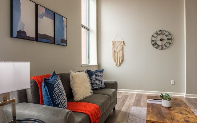 Downtown 1 & 2 BR Apt with Kitchen by Frontdesk