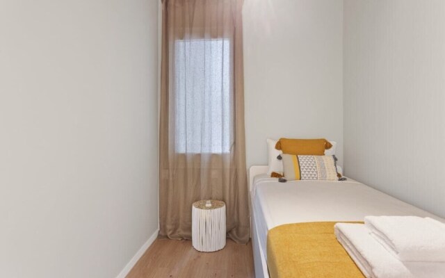 Designer 4 Bed Apt W Balcony Near Placa Catalunya