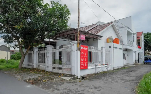 RedDoorz Syariah near Universitas Muhammadiyah Surakarta