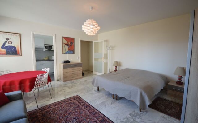 President luxurious studio center Cannes