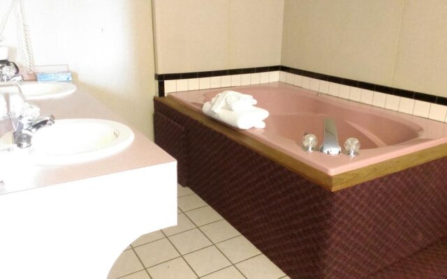 Candlewick Inn And Suites