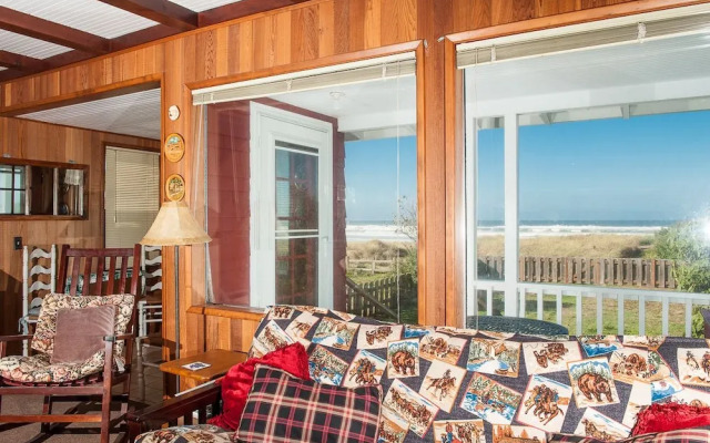 The Hamptons 2 Br cottage by RedAwning