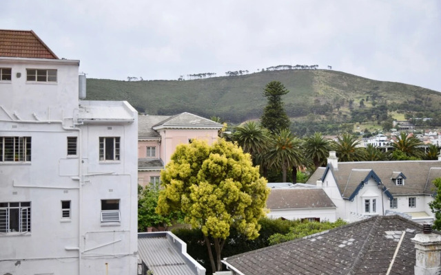 Spacious 1 Bedroom Apartment Near Table Mountain