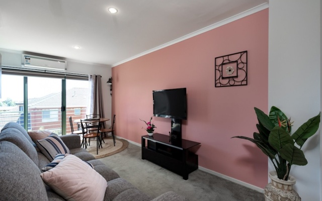 Snug 2-bed Townhouse Near Bustling Shops – Guest Rooms – Melbourne
