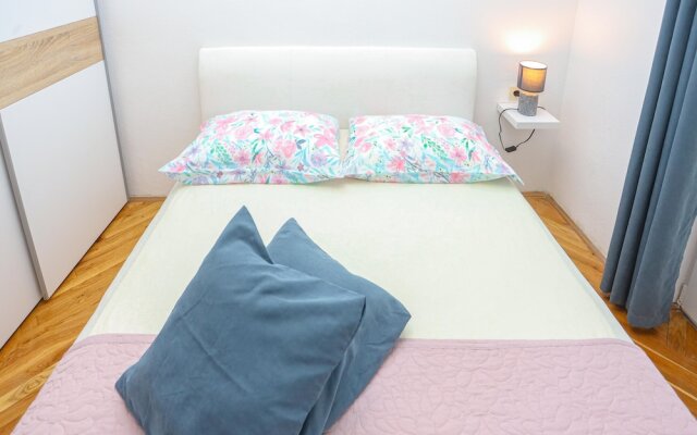 Apartment Vesna near beach with balcony