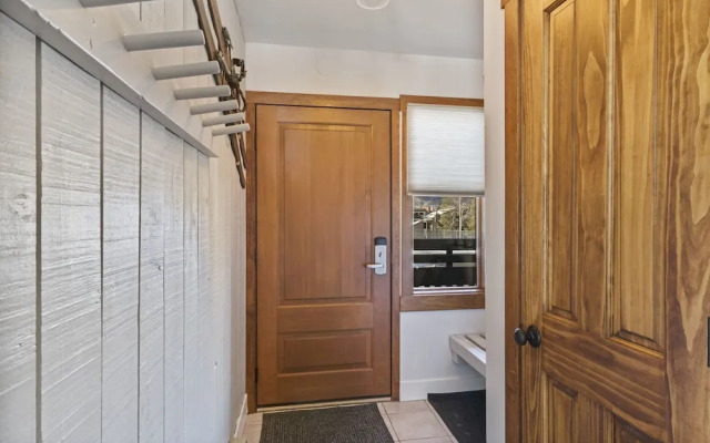 Lodge B209 Condo Walk to Gondola by RedAwning