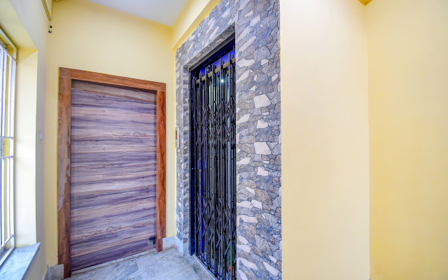 OYO Ruby Park Dream Palace Near Acropolis Mall