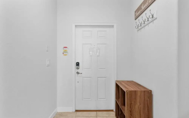 Amazing 4bdr Near Parks w Pool