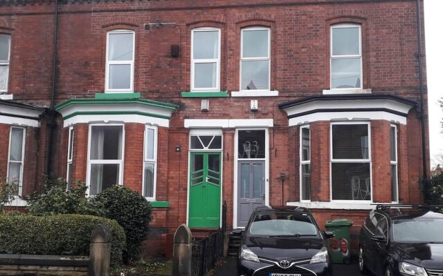 Grand 3-bed Quasi Semi House in Manchester