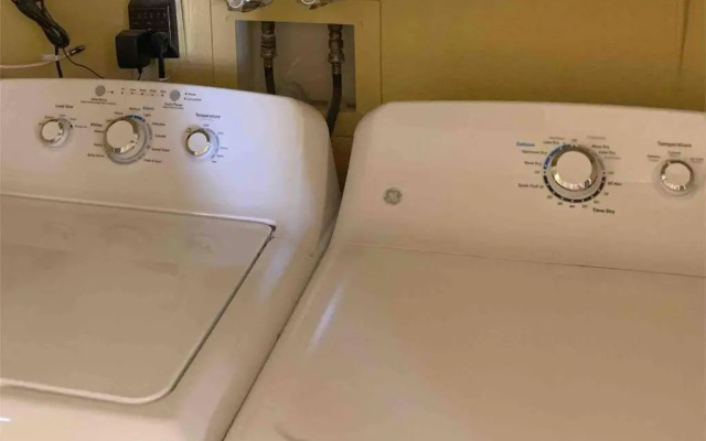 Ultimate Backyard-Pool/Spa. Slide. Lakeview. Ball