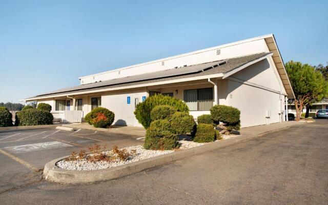 Super 8 by Wyndham Dunnigan