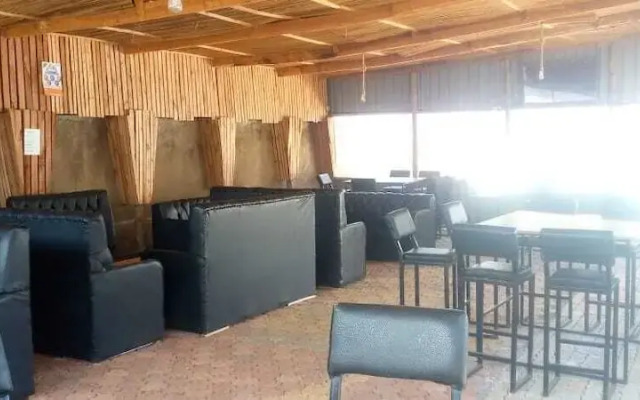 White House Lounge & Accommodation