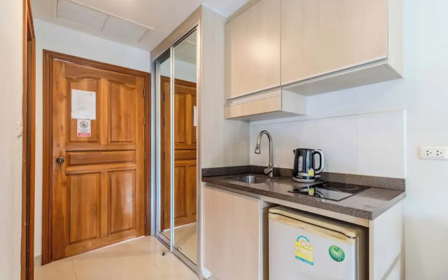 1BR with Pool &Gym Prime Location C233