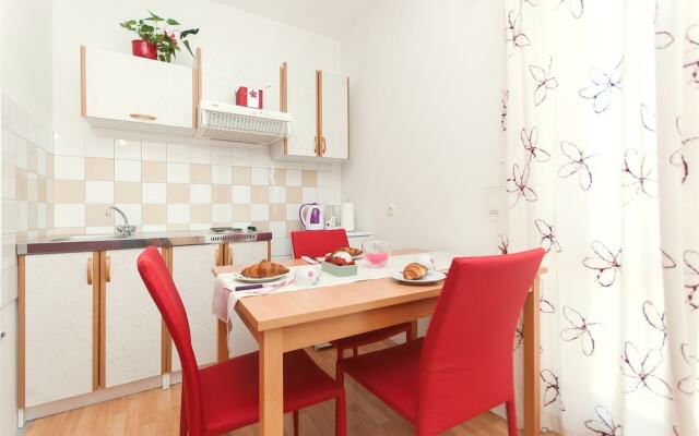 Apartment and Rooms Sanja Vodice