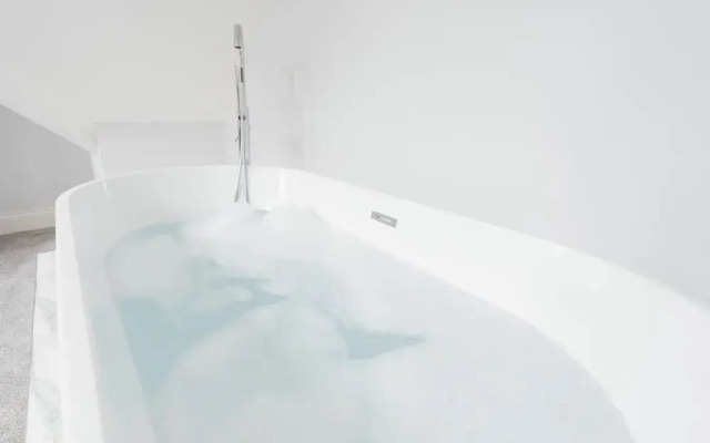 Willow Lodge With Hot Tub