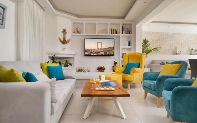 Polis of Naxos Stylish Suites