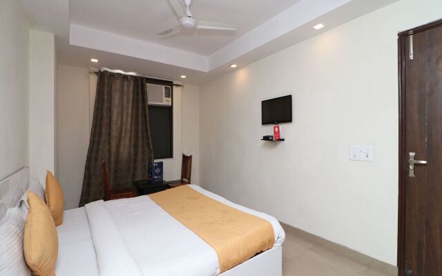 OYO 13301 Mayesha residency