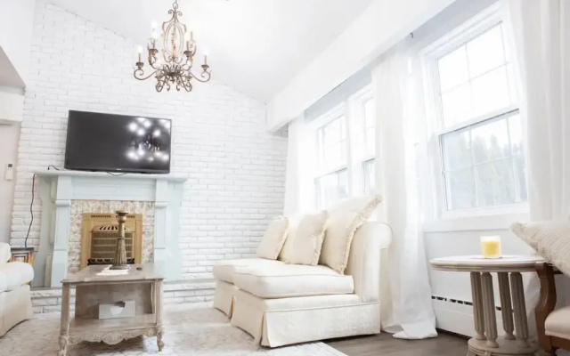 Fully Private 3 Bdrm Suite - The Winchester