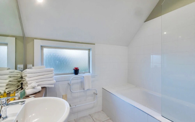 Castor Bay Home near Albany Sleeps 9