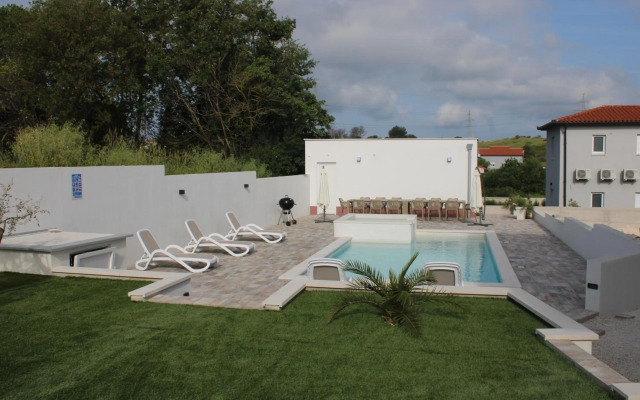 Holiday House emjalemi