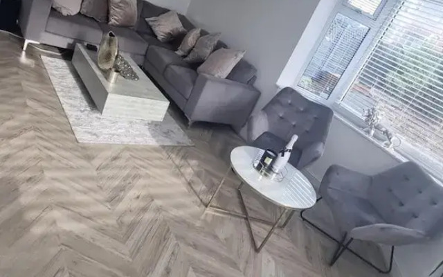 Private Gated Modern Home in Southampton - Estwood