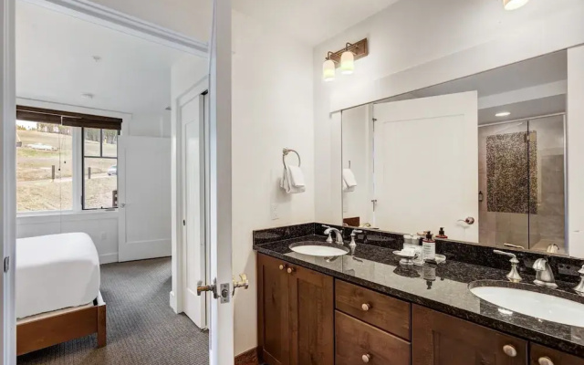 Spacious 4 Bedroom  Steps From Winter Activities Condo by RedAwning