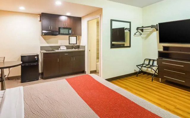 Motel 6 on Maple