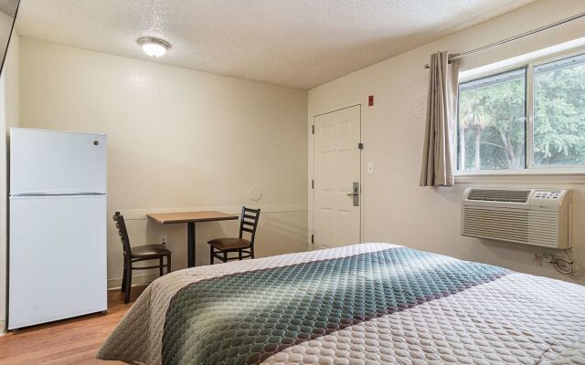 HomeTowne Studios by Red Roof Orlando - Casselberry