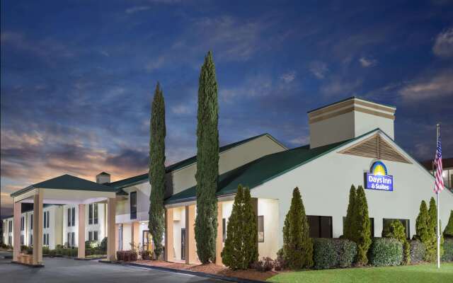 Days Inn & Suites by Wyndham Peachtree Corners/Norcross