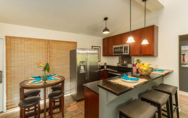 Aina Nalu 2bd/2ba 2 Bedroom Condo by Redawning