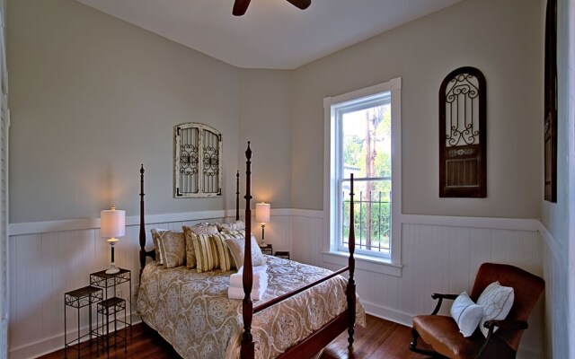 Elegant Brick 2 BR in downtown Savannah