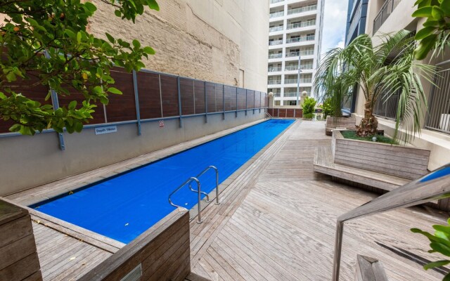 Cosy Two Bedroom in CBD with Pool